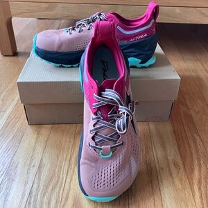 NEW Women's Altra Olympus 5 Trail Runners